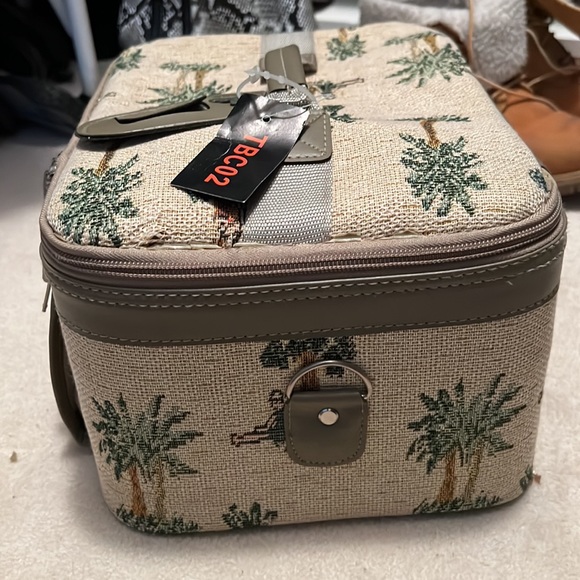 Embroidered Cosmetic bag - Picture 6 of 12